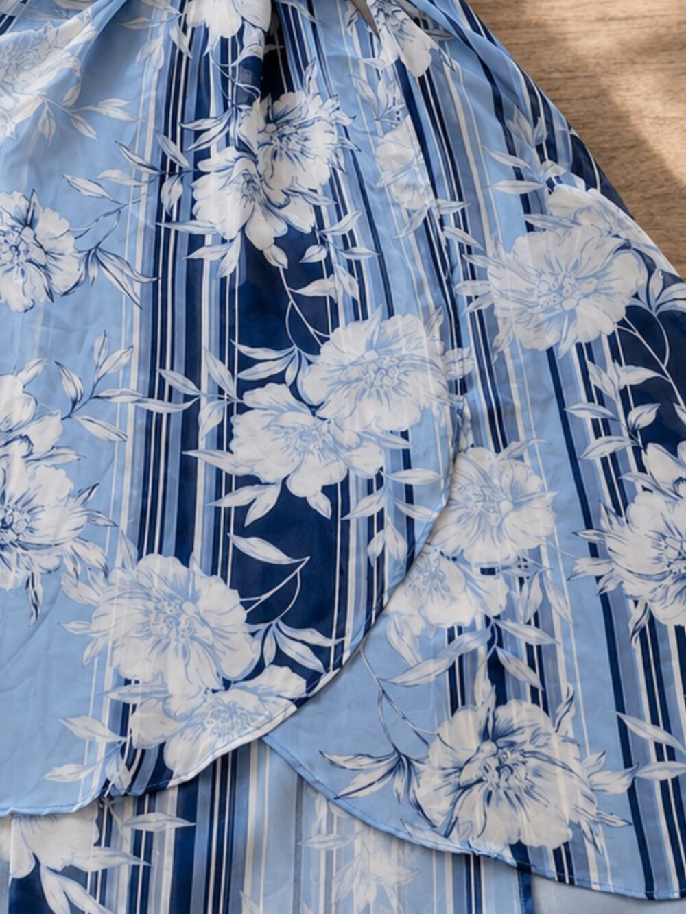 Sandra Darren Blue Floral Wrap Midi Dress Size L Elegant Wedding Guest - Picture 5 of 6